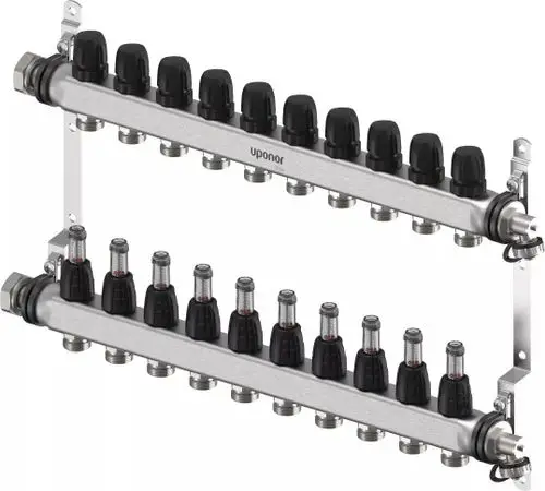Verteiler von Uponor mit mehreren Anschlüssen, montiert auf einer Metallbasis. Oben und unten sind schwarze Ventile sichtbar.